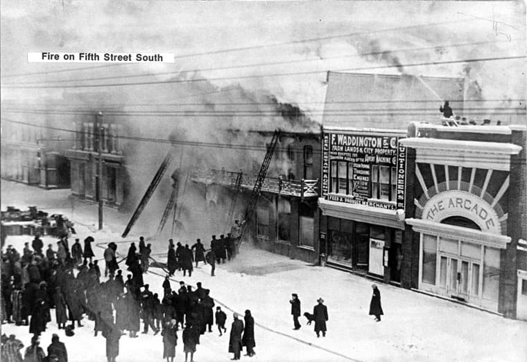 Firefighters and spectators at the Balmoral Hotel fire on 5th Street South in 1911